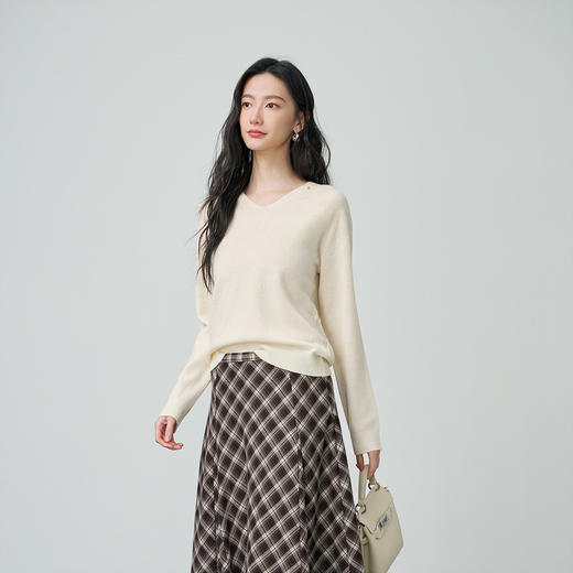 NEELLY纳俪商场同款春季新款软糯亲肤V领针织衫女显瘦百搭上衣N26014A03305 商品图3