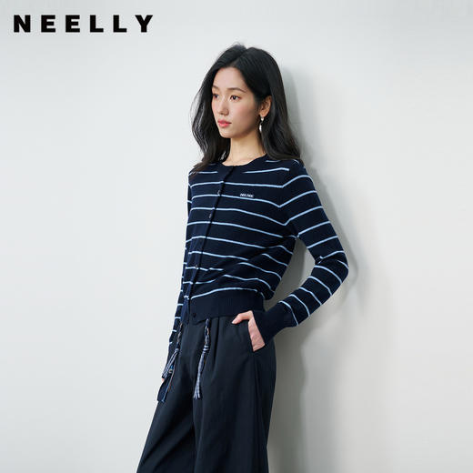 NEELLY纳俪商场同款春季新款藏青蓝条纹短针织开衫女显白休闲上衣N26014A03315 商品图0
