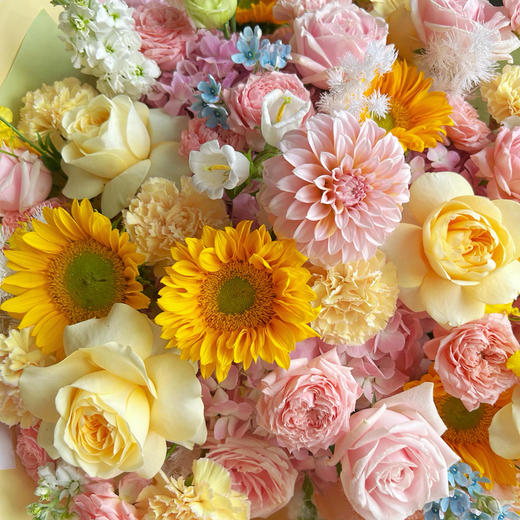 《半见》奶油桃子奶油粉雪山朱丽叶塔杯绿芯向日葵康乃馨花束直径45㎝ 商品图3