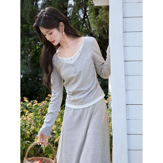 鹿向南「轻歌曼舞」灰色假两件休闲正肩长袖t恤女春新款短款上衣 商品图3