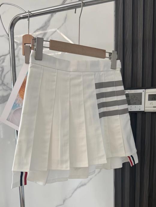 F030144四季可穿新款前短后长不对称暗纹四杠灰色百褶短裙 商品图14