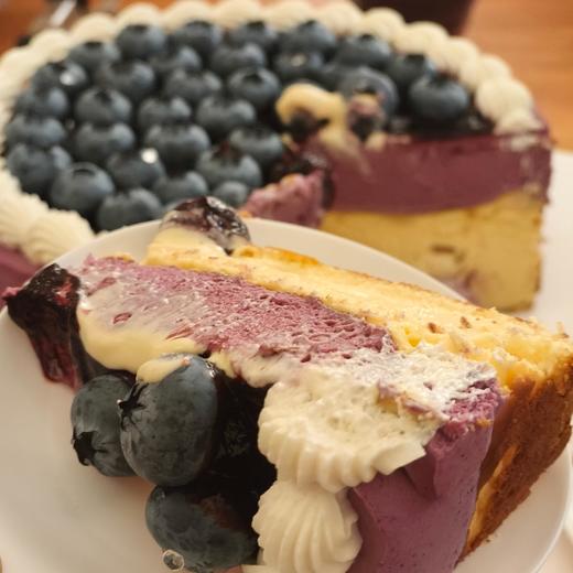【甜久荟 蓝莓慕斯巴斯克芝士蛋糕】 明明可以靠颜值 但是还有如此丰富美妙的口感 蓝莓的清甜搭配芝士的馥郁 微微焦香的巴斯克外壳和它特有的软心 精良的技术实现在一款美味的蛋糕上 值得在一切美好的时刻享受 商品图8