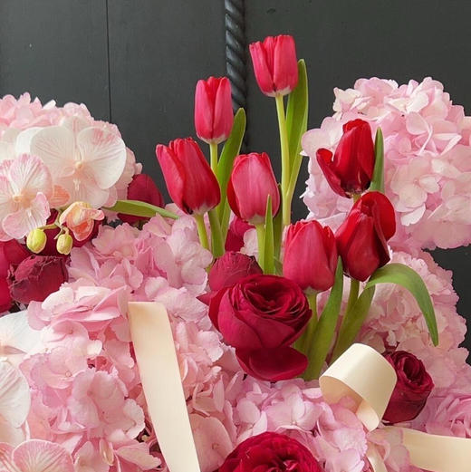 《上天的礼物》米朵绣球郁金香蕙兰红蕾丝抱抱桶 商品图1