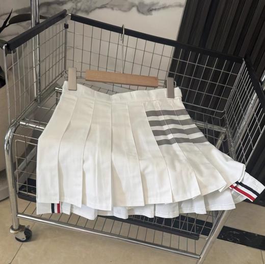 F030144四季可穿新款前短后长不对称暗纹四杠灰色百褶短裙 商品图13