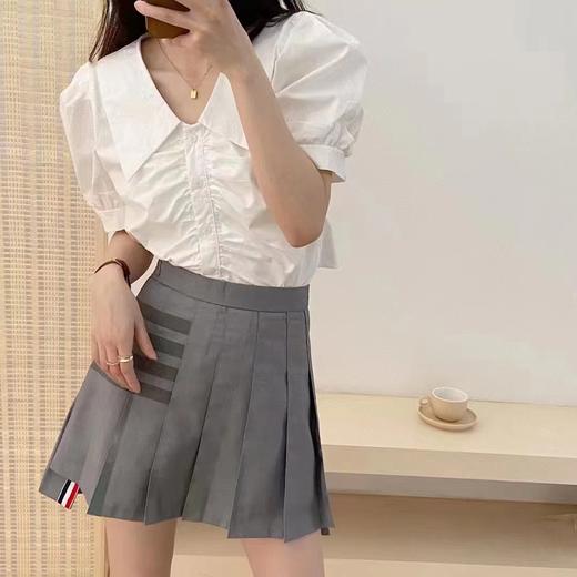 F030144四季可穿新款前短后长不对称暗纹四杠灰色百褶短裙 商品图4