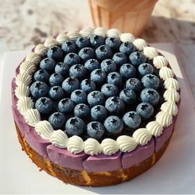 【甜久荟 蓝莓慕斯巴斯克芝士蛋糕】 明明可以靠颜值 但是还有如此丰富美妙的口感 蓝莓的清甜搭配芝士的馥郁 微微焦香的巴斯克外壳和它特有的软心 精良的技术实现在一款美味的蛋糕上 值得在一切美好的时刻享受