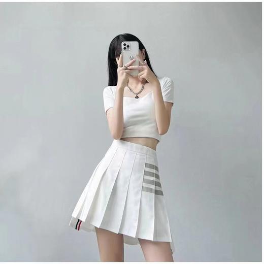 F030144四季可穿新款前短后长不对称暗纹四杠灰色百褶短裙 商品图1