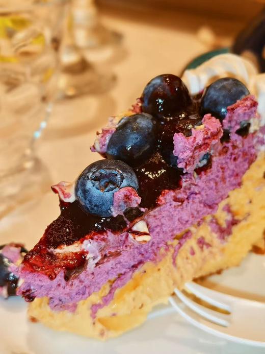 【甜久荟 蓝莓慕斯巴斯克芝士蛋糕】 明明可以靠颜值 但是还有如此丰富美妙的口感 蓝莓的清甜搭配芝士的馥郁 微微焦香的巴斯克外壳和它特有的软心 精良的技术实现在一款美味的蛋糕上 值得在一切美好的时刻享受 商品图9