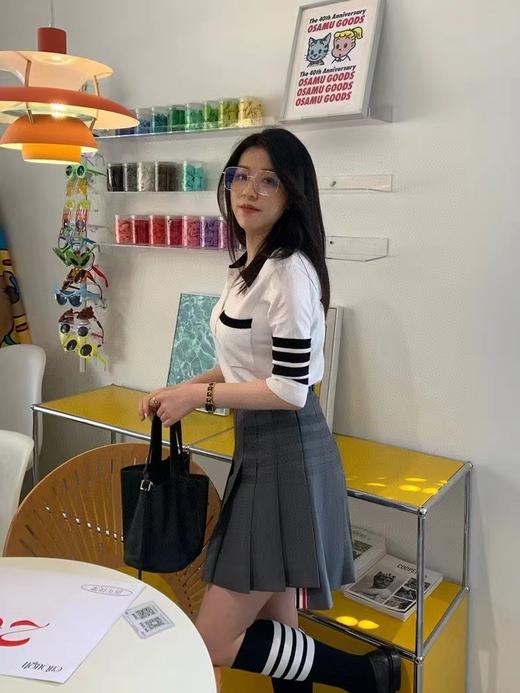 F030144四季可穿新款前短后长不对称暗纹四杠灰色百褶短裙 商品图5
