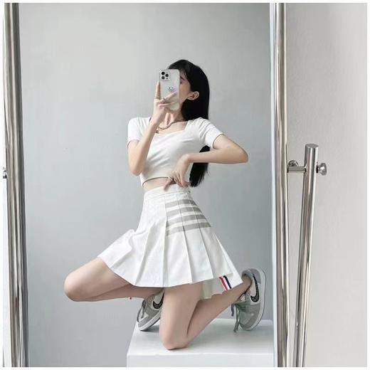 F030144四季可穿新款前短后长不对称暗纹四杠灰色百褶短裙 商品图0