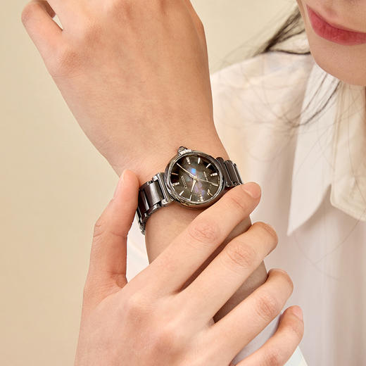 西铁城/CITIZEN光动能表盘时尚钢带女士手表EM1067-88E 商品图4