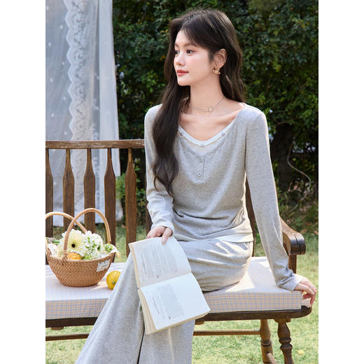 鹿向南「轻歌曼舞」灰色假两件休闲正肩长袖t恤女春新款短款上衣 商品图2