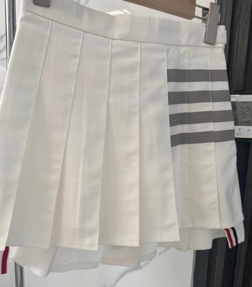 F030144四季可穿新款前短后长不对称暗纹四杠灰色百褶短裙 商品图12