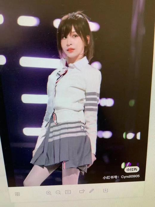 F030144四季可穿新款前短后长不对称暗纹四杠灰色百褶短裙 商品图6