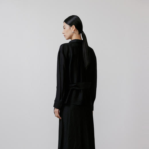 NEELLY纳俪商场同款春季新款休闲肌理感宽松衬衫女随性设计感上衣N26031R01108 商品图1