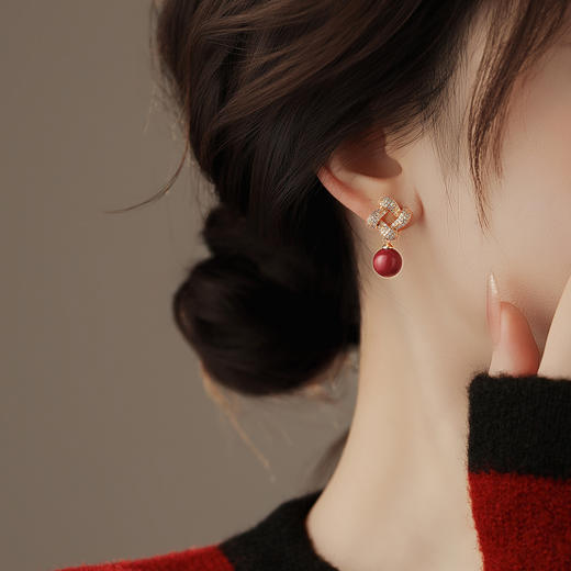 雀说 新年红色珍珠微镶同心结耳环EH23760 商品图3