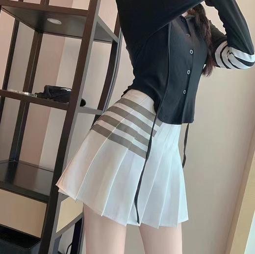 F030144四季可穿新款前短后长不对称暗纹四杠灰色百褶短裙 商品图2