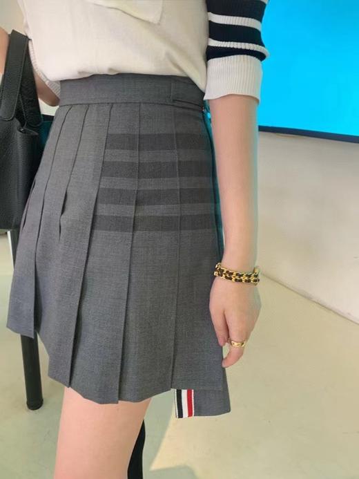 F030144四季可穿新款前短后长不对称暗纹四杠灰色百褶短裙 商品图7
