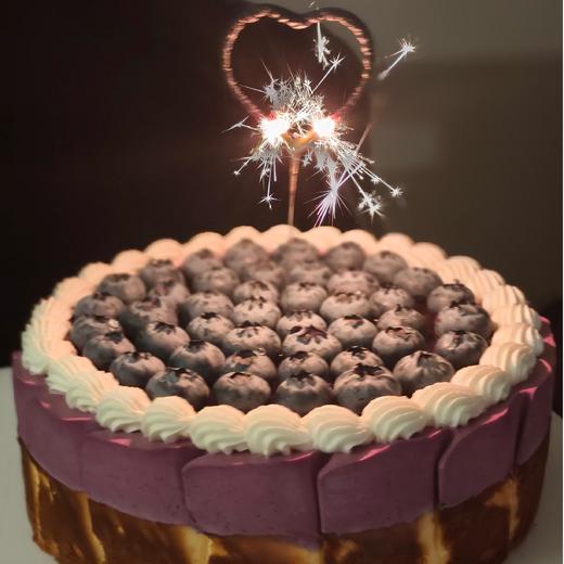 【甜久荟 蓝莓慕斯巴斯克芝士蛋糕】 明明可以靠颜值 但是还有如此丰富美妙的口感 蓝莓的清甜搭配芝士的馥郁 微微焦香的巴斯克外壳和它特有的软心 精良的技术实现在一款美味的蛋糕上 值得在一切美好的时刻享受 商品图7