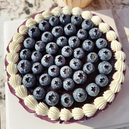 【甜久荟 蓝莓慕斯巴斯克芝士蛋糕】 明明可以靠颜值 但是还有如此丰富美妙的口感 蓝莓的清甜搭配芝士的馥郁 微微焦香的巴斯克外壳和它特有的软心 精良的技术实现在一款美味的蛋糕上 值得在一切美好的时刻享受 商品图6