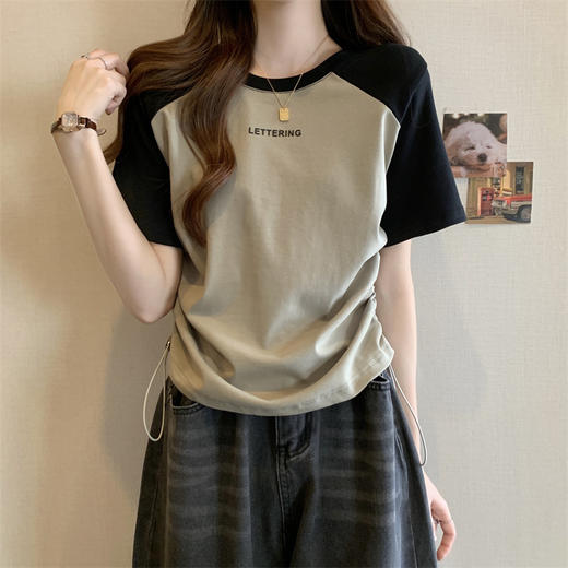 【甜酷显瘦百搭款❗️撞色抽绳插肩T恤】复古黑拼莫兰迪灰，视觉显瘦不挑肩宽，弱化溜肩 / 圆肩，自带韩系简约氛围感，软糯透气不闷汗，插肩袖剪裁活动无束缚，显瘦休闲正肩撞色抽绳上衣外穿女L 商品图0