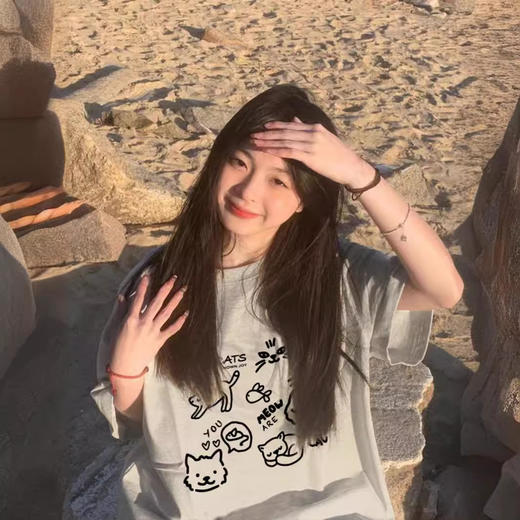 【软萌治愈系穿搭❗️猫咪涂鸦印花T恤】手绘风简笔画猫咪图案，不挑肤色，自带慵懒滤镜，日常出街超显气质，透气亲肤，柔软不闷汗，久穿不易变形，男女短袖小众正肩圆领上衣设计感L 商品图3
