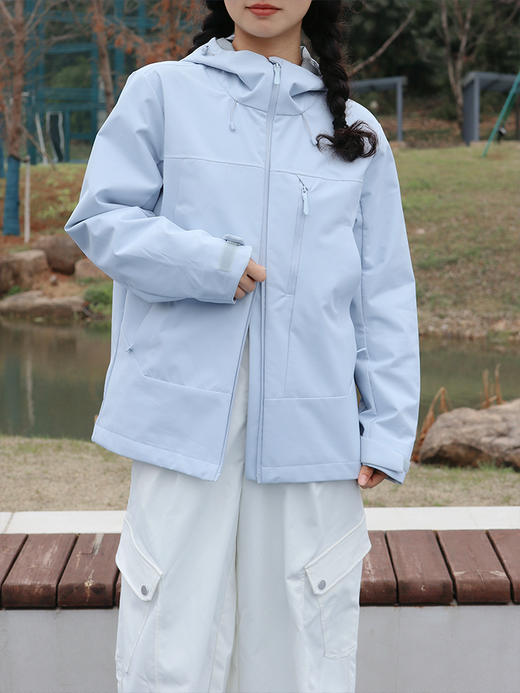 【板娘试穿推荐】男女同款连帽冲锋衣  外面三层复合面料  兼顾保暖和透气  防风防泼水  耐磨防刮  日常休闲/户外活动随意切换~ 商品图6