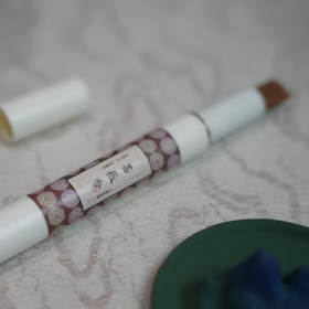 花香系列 蔷薇香 | 柔和甜美，舒悦心神 置身于春日的蔷薇花海，风里全是甜美的气息和温柔的暖意   天然传统中式线香