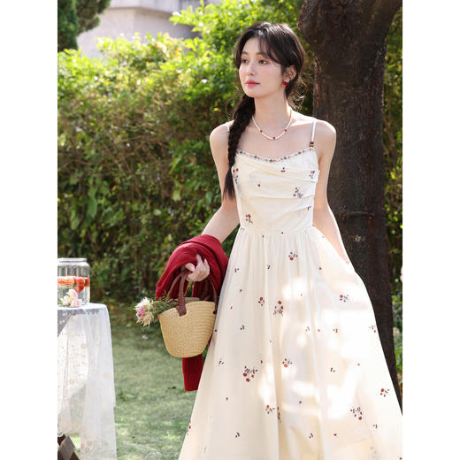 鹿向南「田园」杏色法式气质刺绣碎花连衣裙女春夏收腰长款吊带裙 商品图0