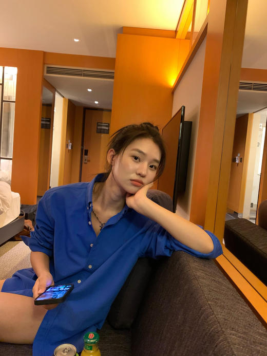 蓝宝石显白克莱因蓝挺括绸棉衬衫 商品图1