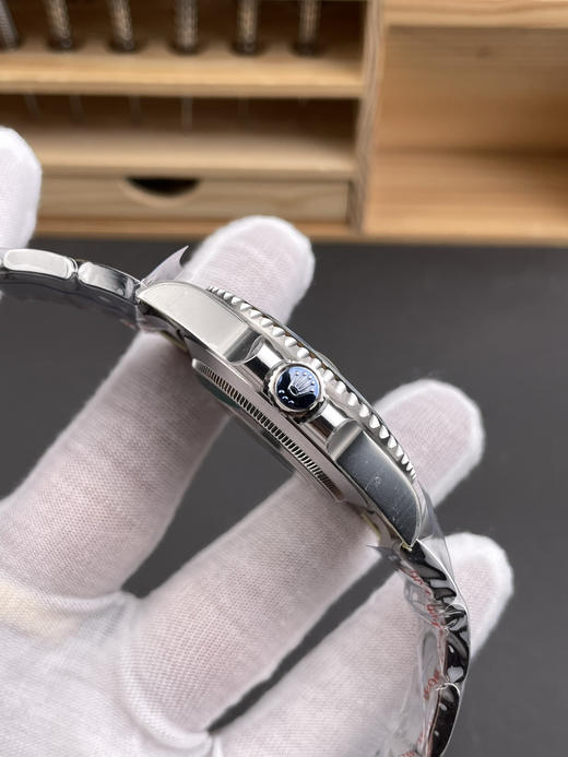 CLEAN PULS 劳力士 ROLEX 水鬼系列➕新限量版【高版本】逆调时针，可回调日历，美美搭配。新劳力士水鬼  6字位自带皇冠，更加上档次，真正41mm尺寸与原装一致，4角表耳变小，表带表扣加宽 商品图3