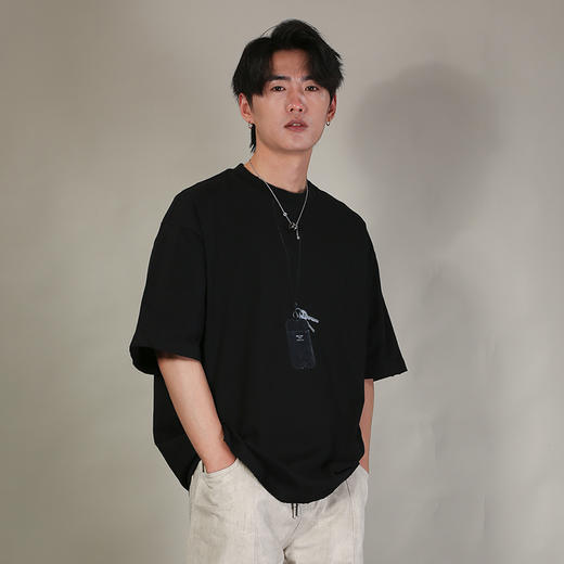 DRONKOO 2026 圆领前钥匙皮牌挂件印花阔短袖T恤 商品图3