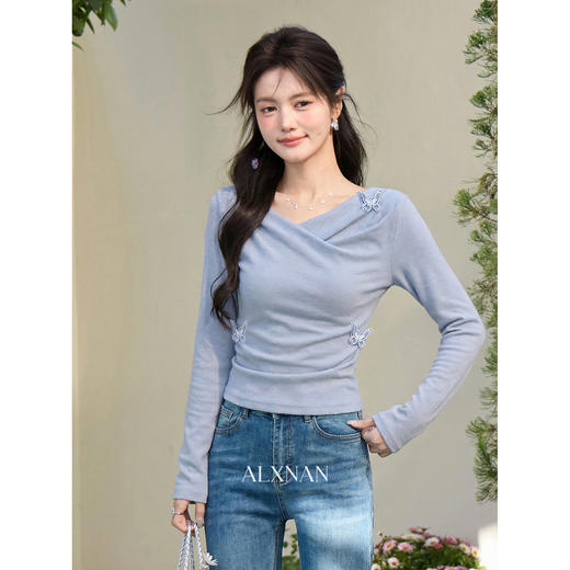 鹿向南「风与蝶序」蓝色设计感掐腰短款针织衫女春季长袖打底上衣 商品图4