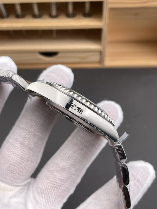 CLEAN PULS 劳力士 ROLEX 水鬼系列➕新限量版【高版本】逆调时针，可回调日历，美美搭配。新劳力士水鬼  6字位自带皇冠，更加上档次，真正41mm尺寸与原装一致，4角表耳变小，表带表扣加宽 商品图5