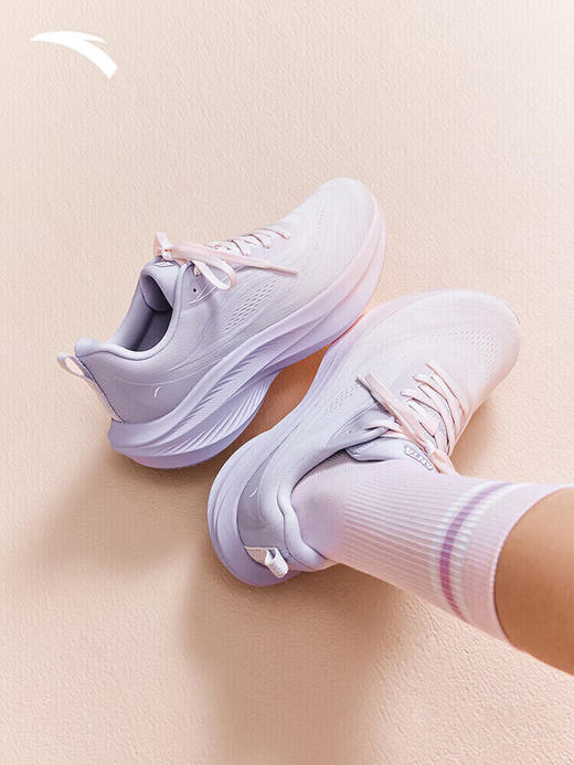安踏叶子丨缓震跑鞋女轻量透气舒适轻便运动鞋女薄雾浅紫/余粉白122615536 -1 商品图1