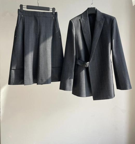 重磅渠道！26SS新款 loew精细剪裁羊毛套装  工装短裤 搭扣西装外套  大女主套装  通勤必入！ 单穿一套搭配皆可 商品图1