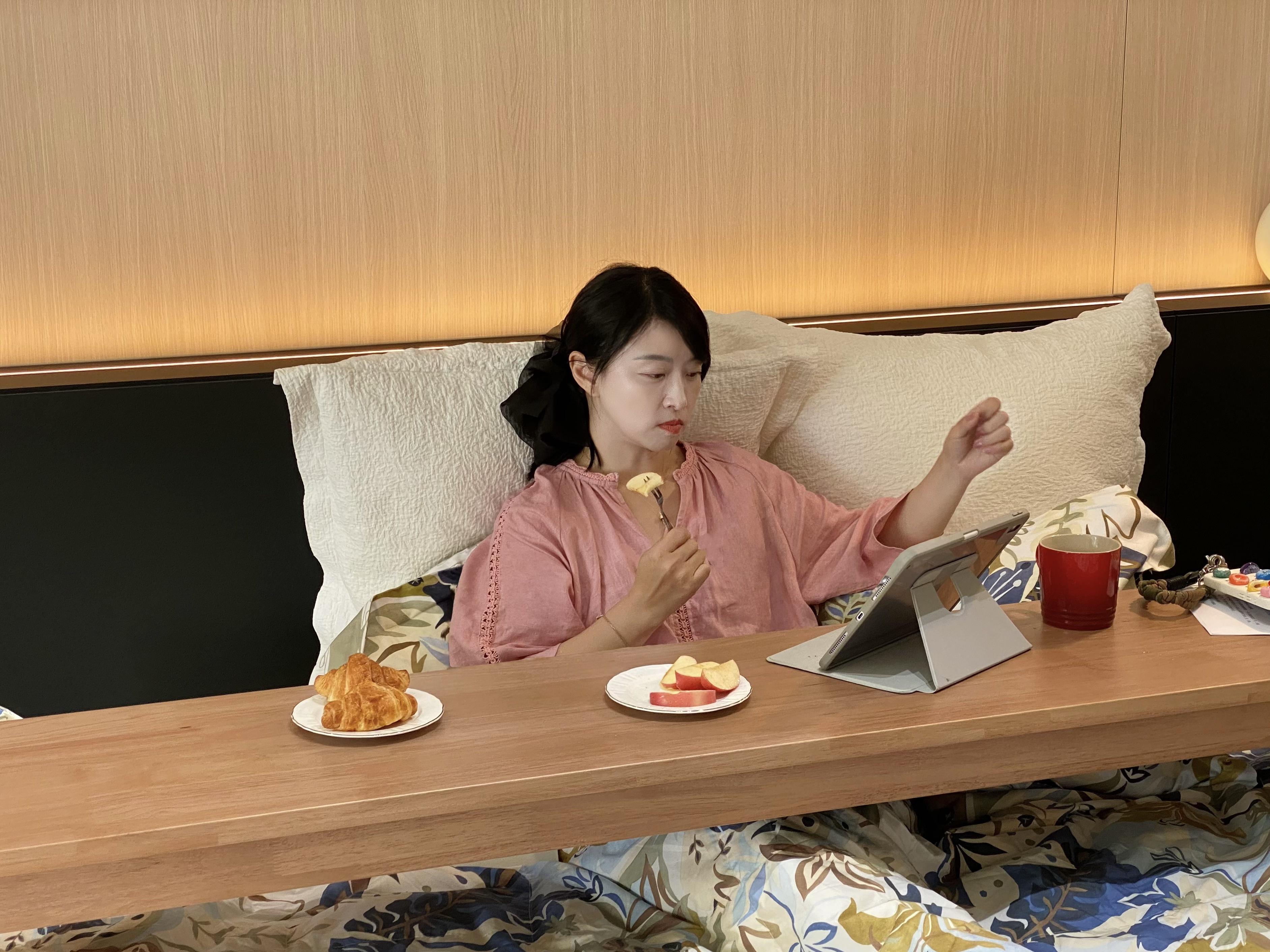 2平米纯实木跨床桌，2m纵享长度，适用市面常见尺寸大床