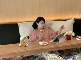 2平米纯实木跨床桌，2m纵享长度，适用市面常见尺寸大床