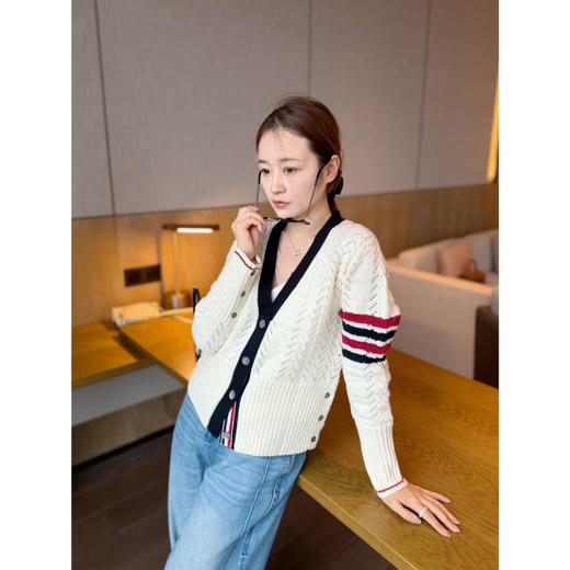 2603102    “氛围感”羊毛 镂空TB开衫 商品图6