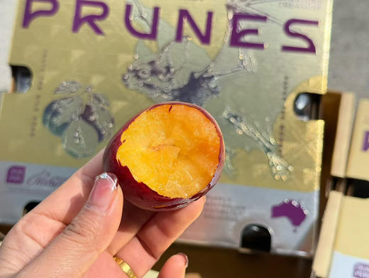 澳洲鸡心李礼盒，人气超高的一款
脆甜女神！外形像鸡心般的形状，超级多汁，一口咬下汁水炸裂、香甜果汁充斥口腔， 商品图3