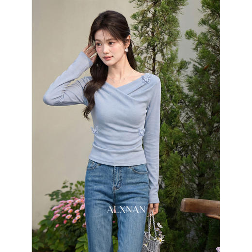 鹿向南「风与蝶序」蓝色设计感掐腰短款针织衫女春季长袖打底上衣 商品图3