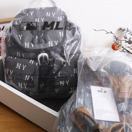 严选 | MLB满印老花双肩包 浅蓝色/碳黑色 23*11*27.5（cm） 商品图1