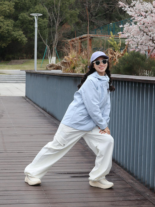 【板娘试穿推荐】男女同款连帽冲锋衣  外面三层复合面料  兼顾保暖和透气  防风防泼水  耐磨防刮  日常休闲/户外活动随意切换~ 商品图11