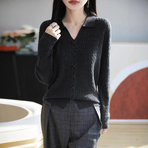「自」全新升级【铂金会员275/天猫369/差价94】(02112)洛诗琳气质翻领羊毛上衣2026春季新款宽松百搭绞花针织衫 商品图2