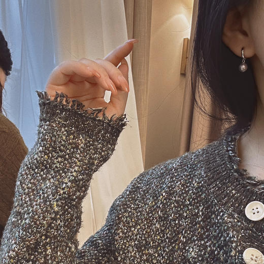 7-8mm Akoya真多麻色海水珠，强光 微瑕，泛着清冷的银灰光泽
纯银耳扣，舒适又百搭 商品图7