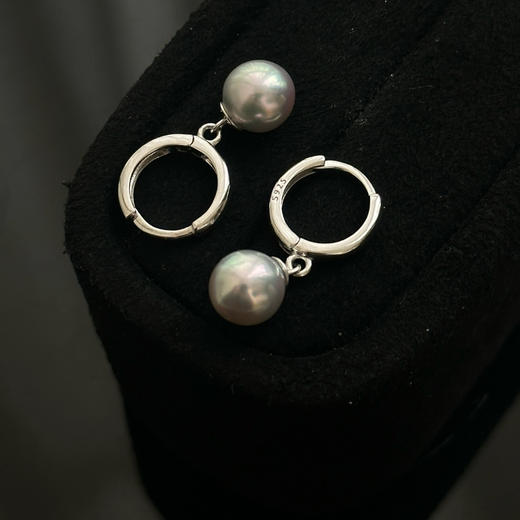 7-8mm Akoya真多麻色海水珠，强光 微瑕，泛着清冷的银灰光泽
纯银耳扣，舒适又百搭 商品图6