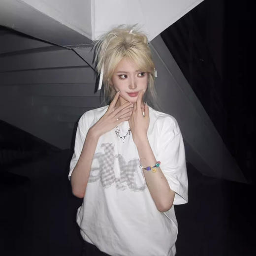 【甜酷风拉满❗️高街松弛感印花t恤】细腻柔软的棉料，贴身穿不扎皮肤，透气不闷汗，简约又不失设计感，白色休闲体恤潮牌上衣insL 商品图1