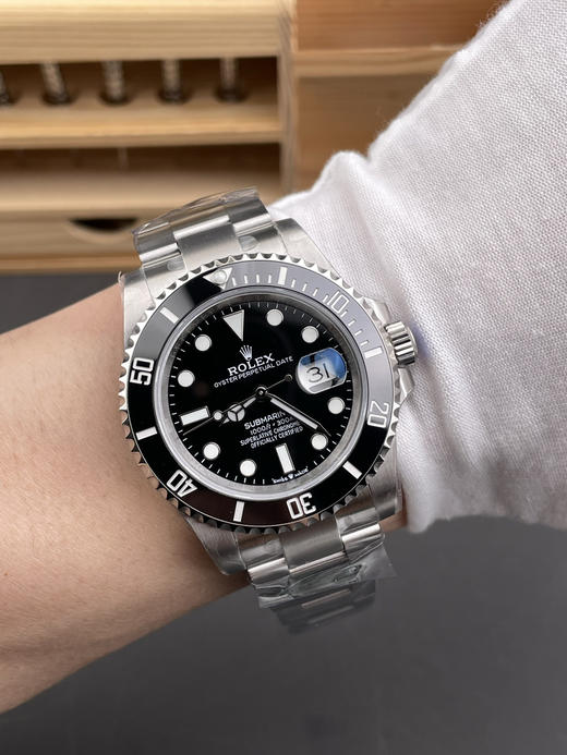 CLEAN PULS 劳力士 ROLEX 水鬼系列➕新限量版【高版本】逆调时针，可回调日历，美美搭配。新劳力士水鬼  6字位自带皇冠，更加上档次，真正41mm尺寸与原装一致，4角表耳变小，表带表扣加宽 商品图8