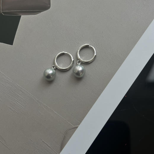 7-8mm Akoya真多麻色海水珠，强光 微瑕，泛着清冷的银灰光泽
纯银耳扣，舒适又百搭 商品图3