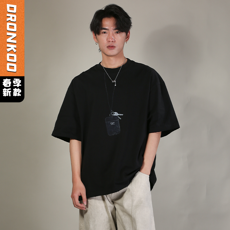DRONKOO 2026 圆领前钥匙皮牌挂件印花阔短袖T恤
